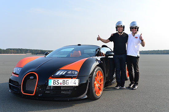 Lang Lang und Dr. Stefan Brungs, Mitglied der Geschäftsführung von Bugatti Automobiles S.A.S. für Vertrieb, Marketing und Customer Service (©Foto: VW)